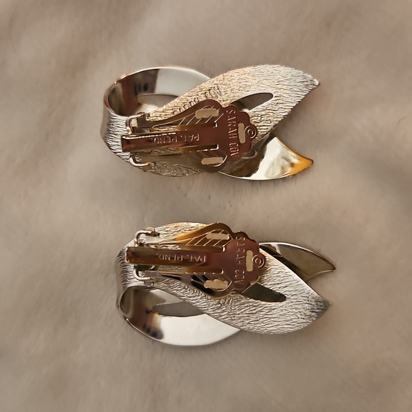 VTG SARAH COVENTRY 1960s Elegant Satin Flame Silver Brooch Clip-on Earrings Set - Picture 6 of 9